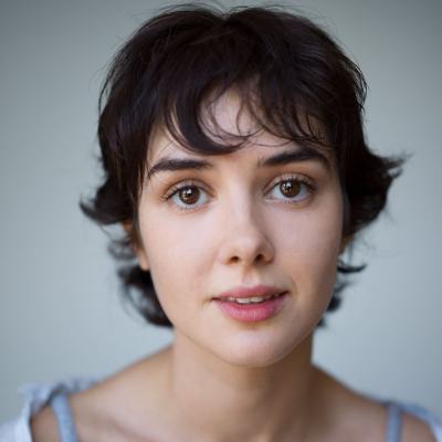 Mia Khan Headshot