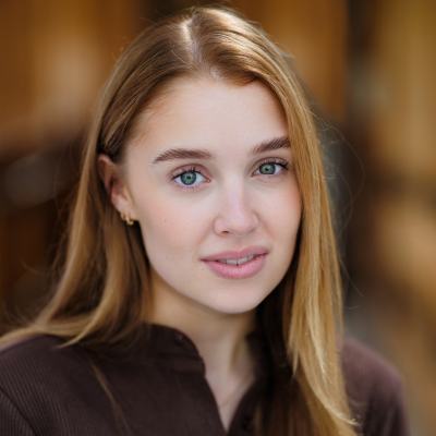 Hattie Dynevor - Headshot 1.jpeg