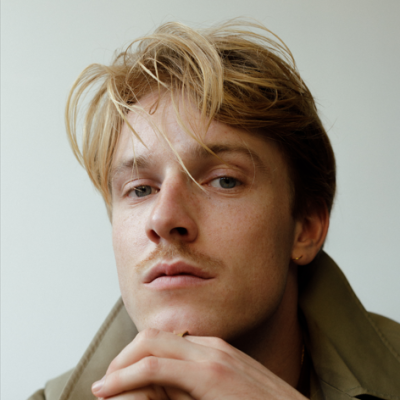 Louis Hofmann - Headshot.png